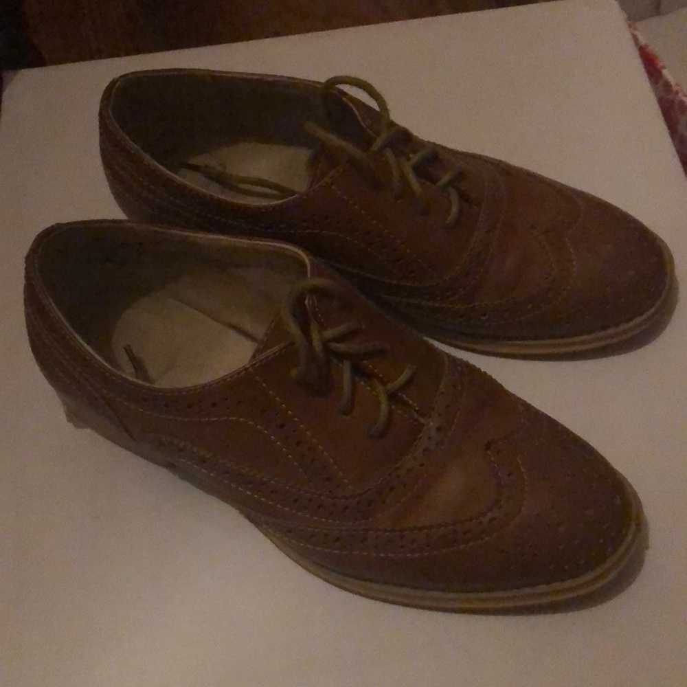 Ladies saddle shoes